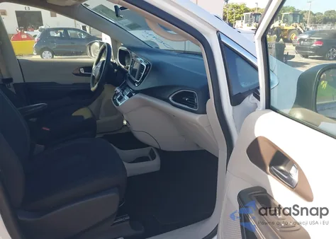 2022 Chrysler Voyager Lx из США, поврежденный, VIN 2C4RC1CG0NR208549